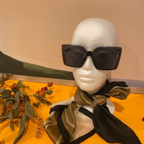 Black Oversized Sunglasses - Picture 4 of 6